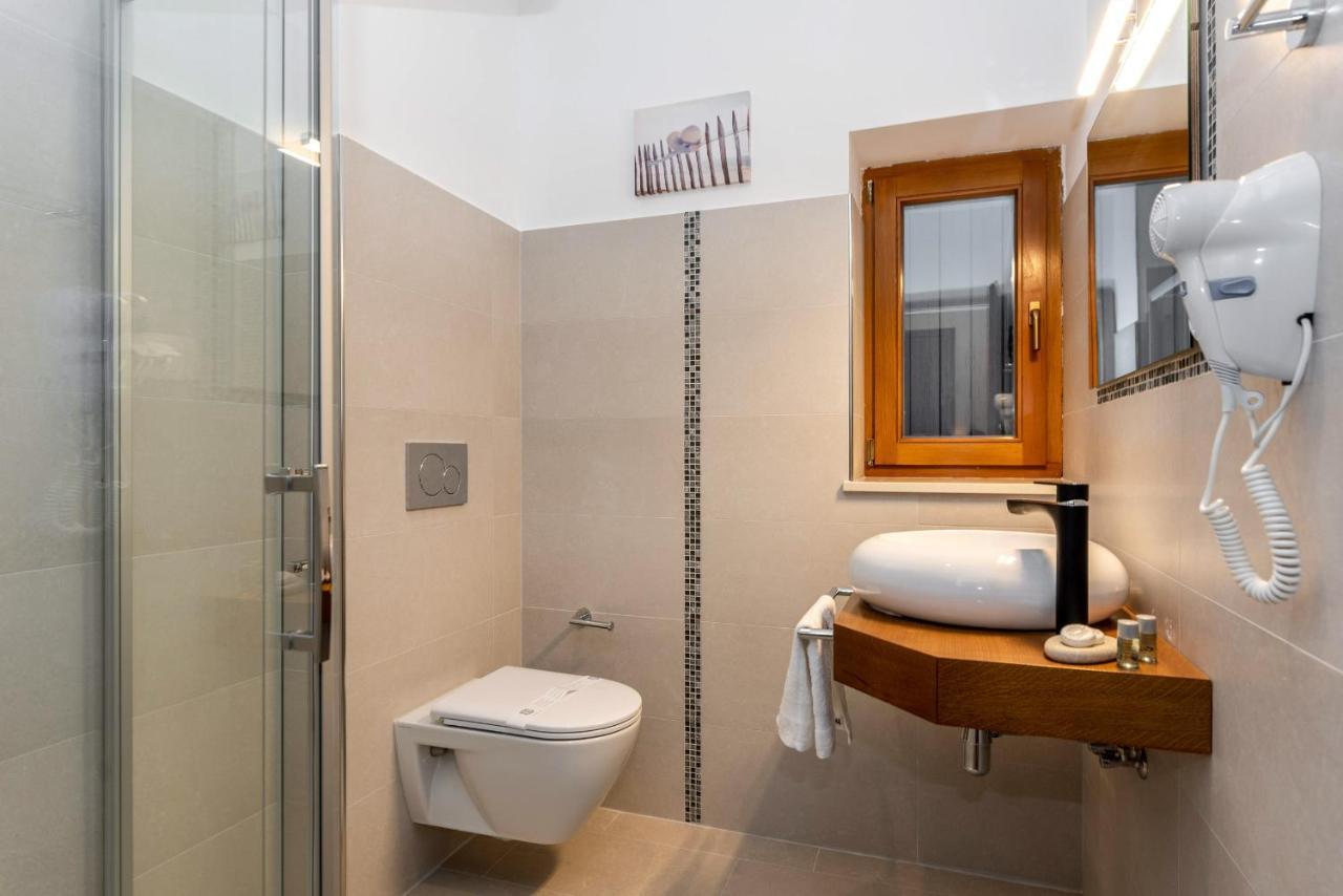 Hotel Tomazici Santalezi Buitenkant foto